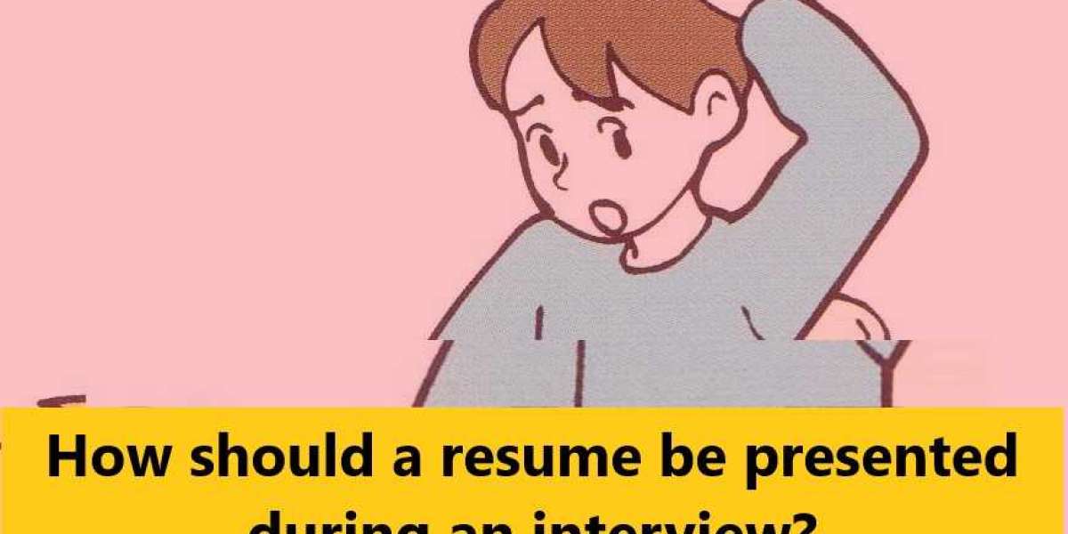 How Should a Resume Be Presented During an Interview?